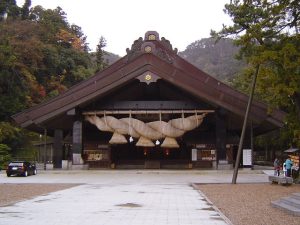 厳かにたたずむ出雲大社の拝殿。
